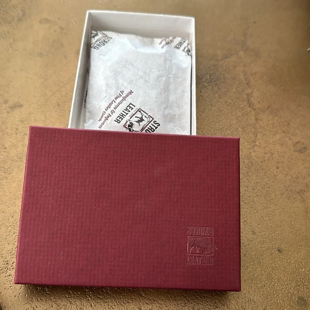 NEW men’s Strong Leather $ clip for cards and $$ has a golf club logo & in box.
